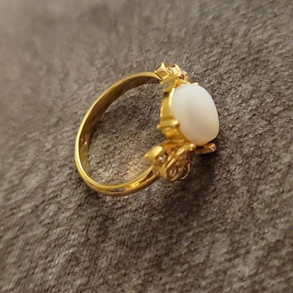 VTG AVON 1991 Goldtone Victorian Regency Mother of Pearl Ring - Picture 4 of 4